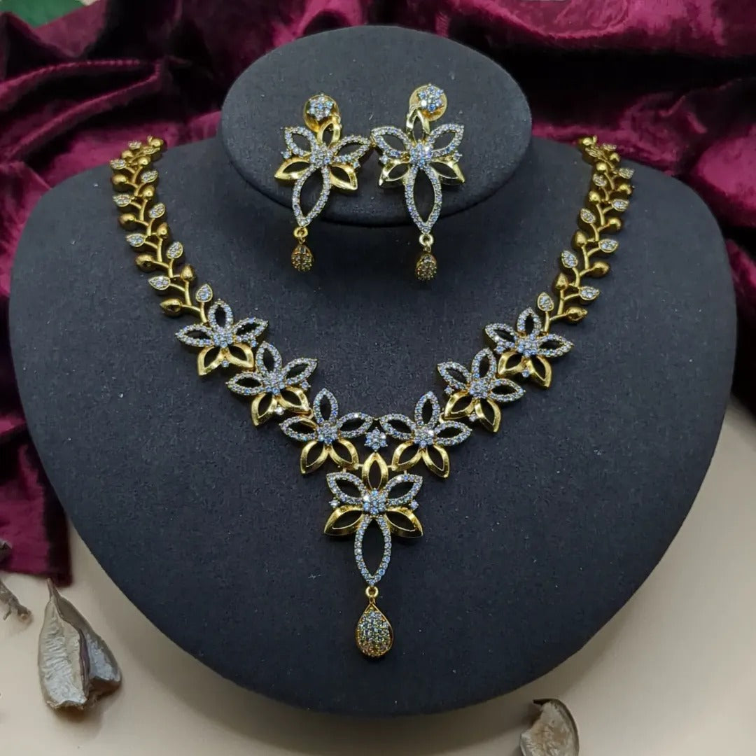 Trendy Halskette mit Ohrringe - gold | weiß