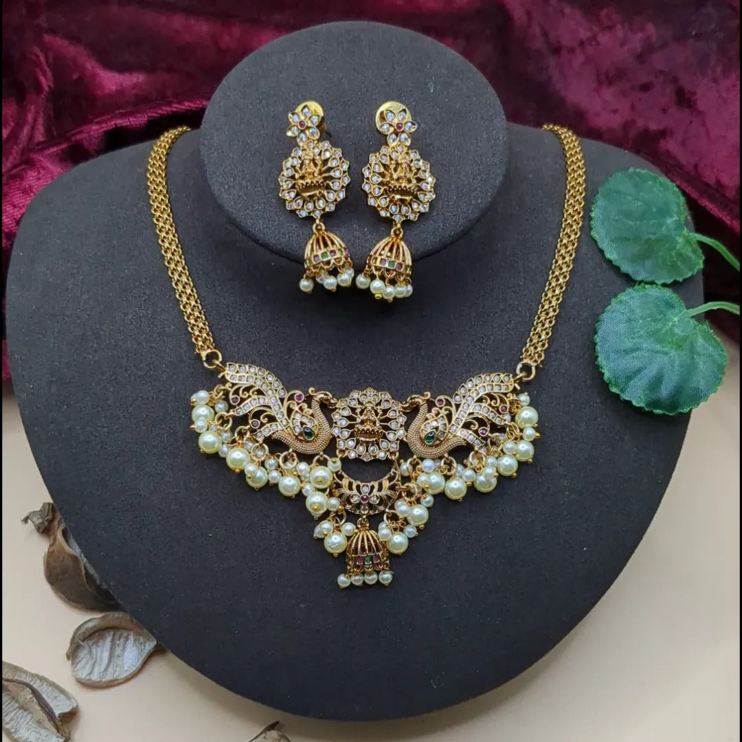 Trendy Halskette mit Ohrringe - gold