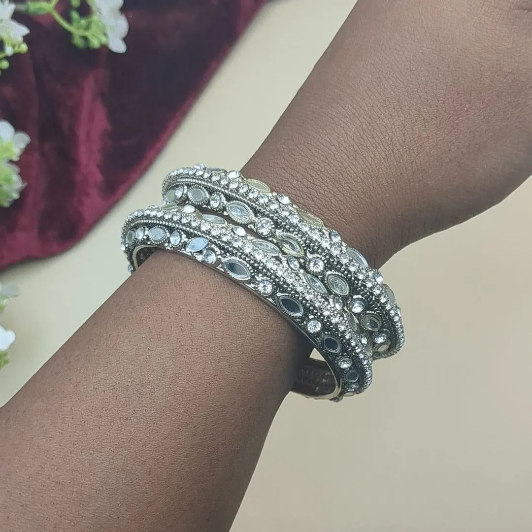 Silberne Armreifen-Set mit 2 Armreifen.