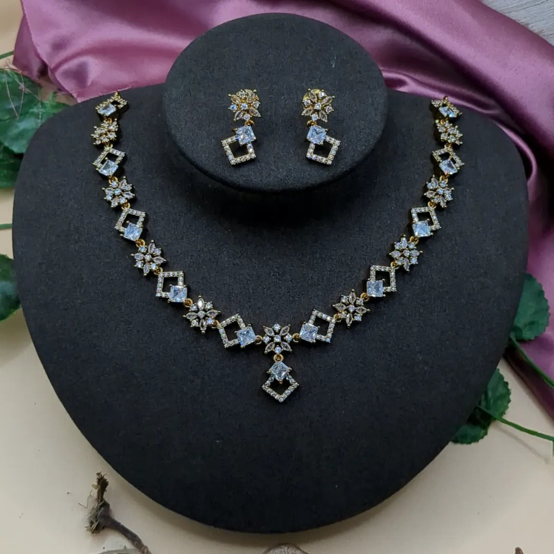 Trendy Halskette mit Ohrringe - gold | weiß