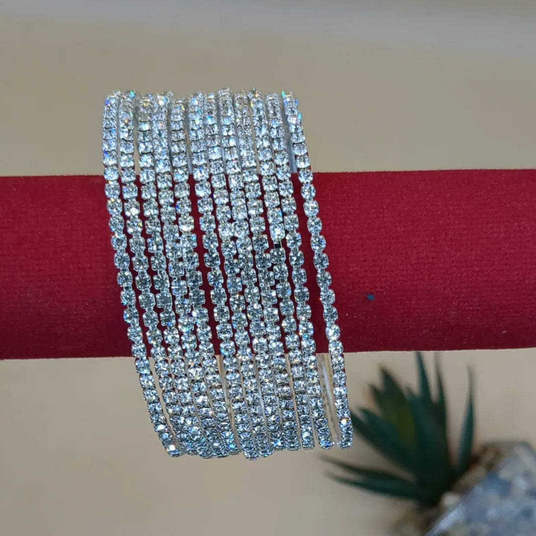 Silberne Armreifen-Set mit 12 Armreifen