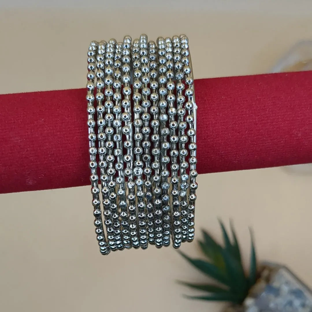 Silberne Armreifen-Set mit 12 Armreifen