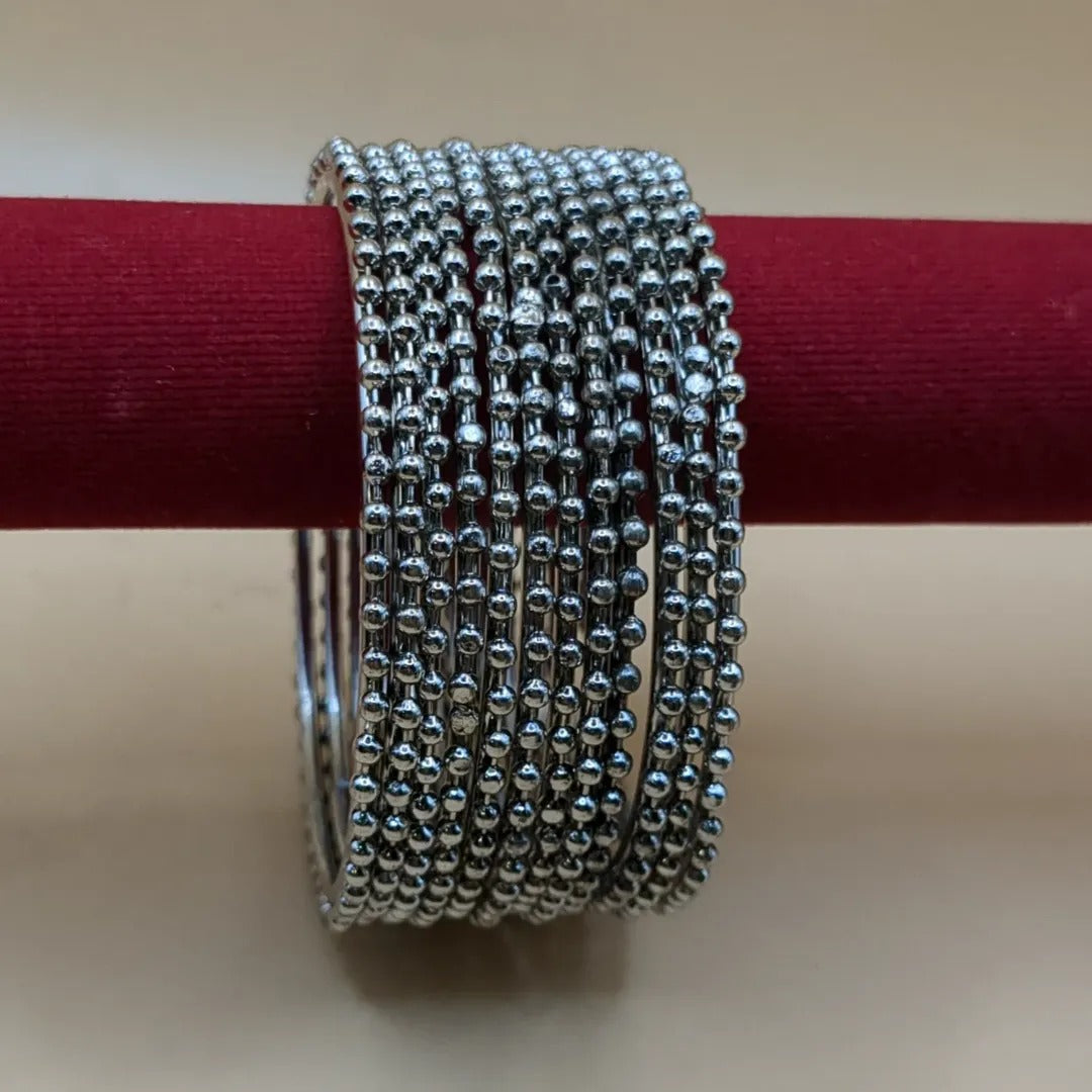 Silberne Armreifen-Set mit 12 Armreifen