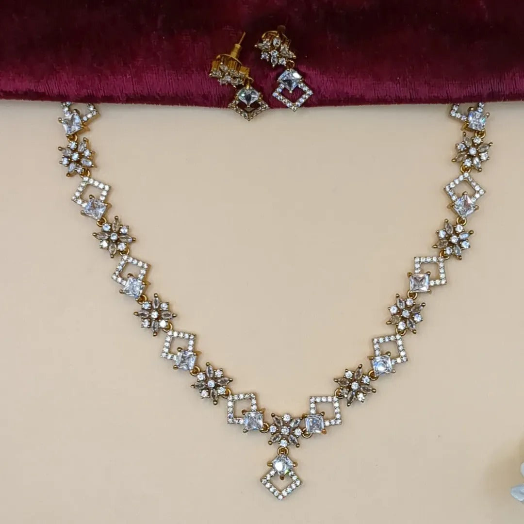 Trendy Halskette mit Ohrringe - gold | weiß