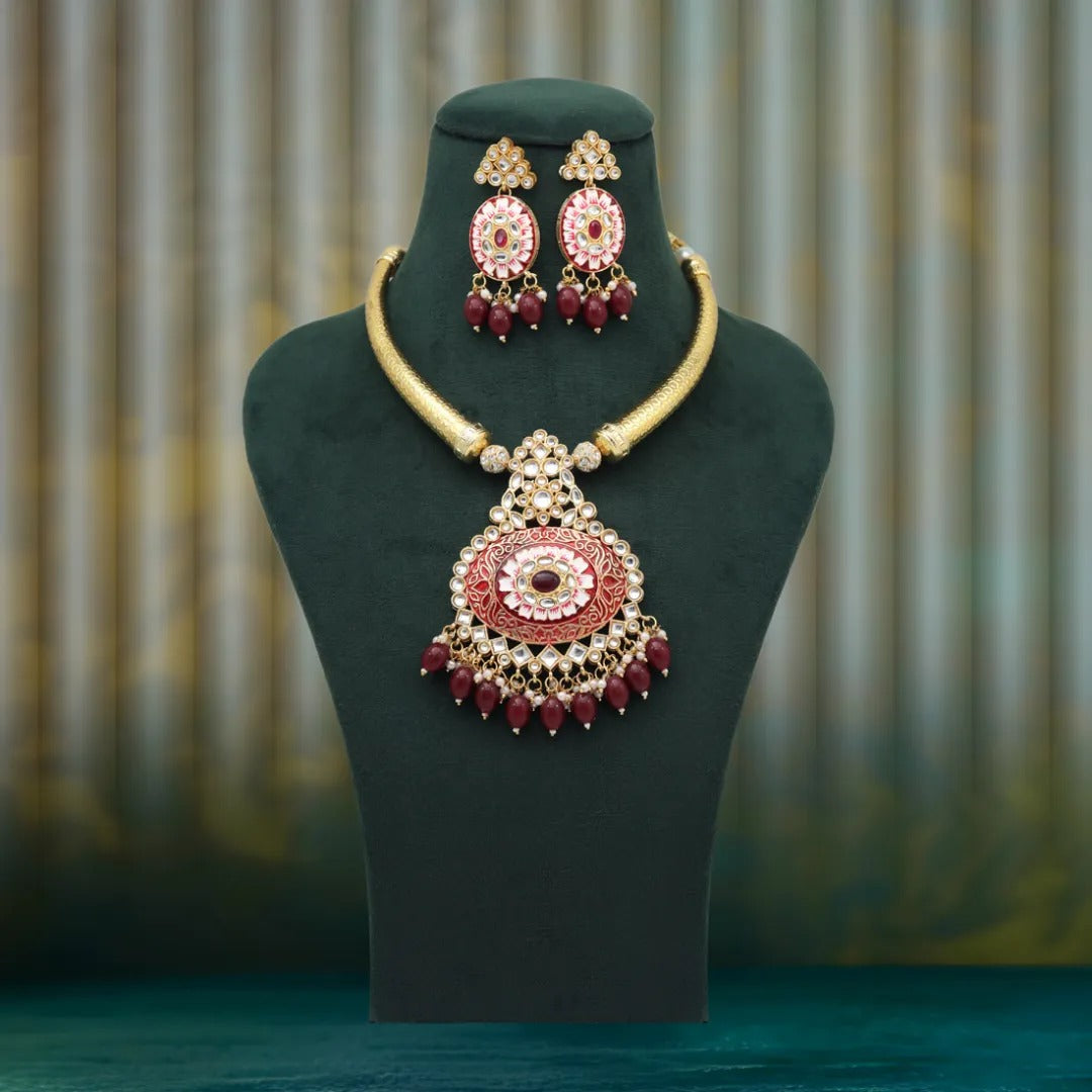 Kundan Hasli Halskette mit Ohrringe & Tikka - gold | Maroon