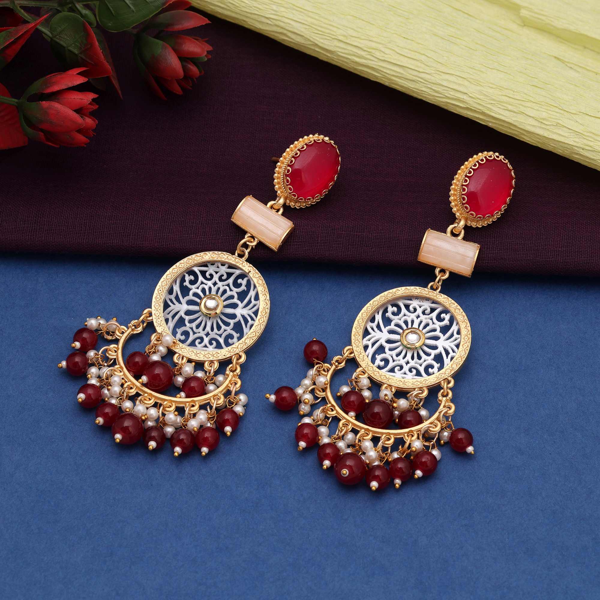 Lange goldfarbene Amrapali -Ohrringe - maroon