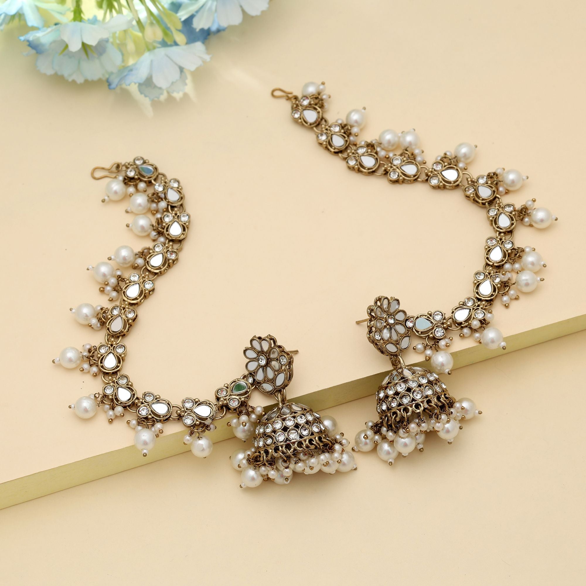 Kundan Ohrringe mit Kette - Jumkha | Gold , weiß