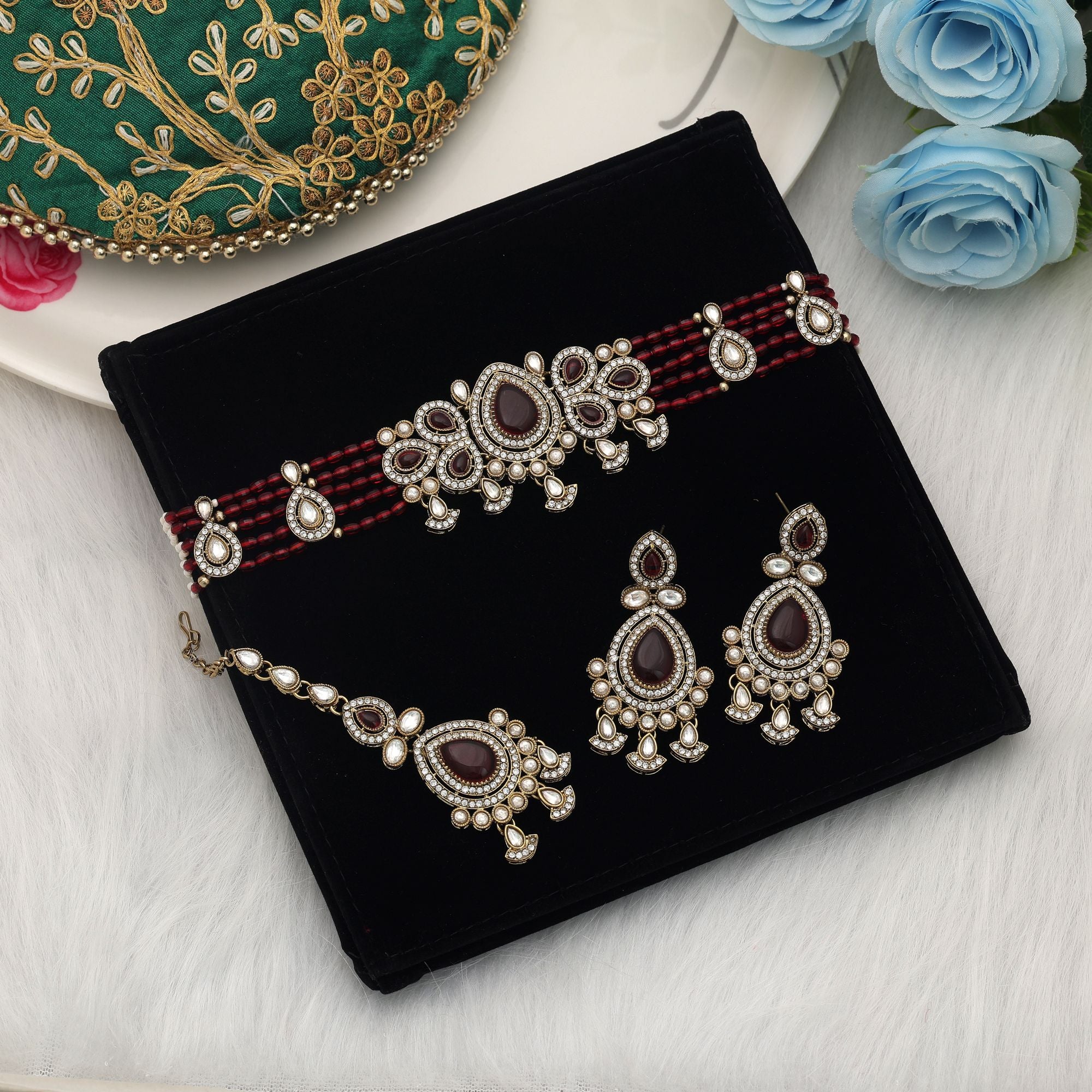 Kundan Halskette mit Ohrringe & Tikka - gold | Maroon