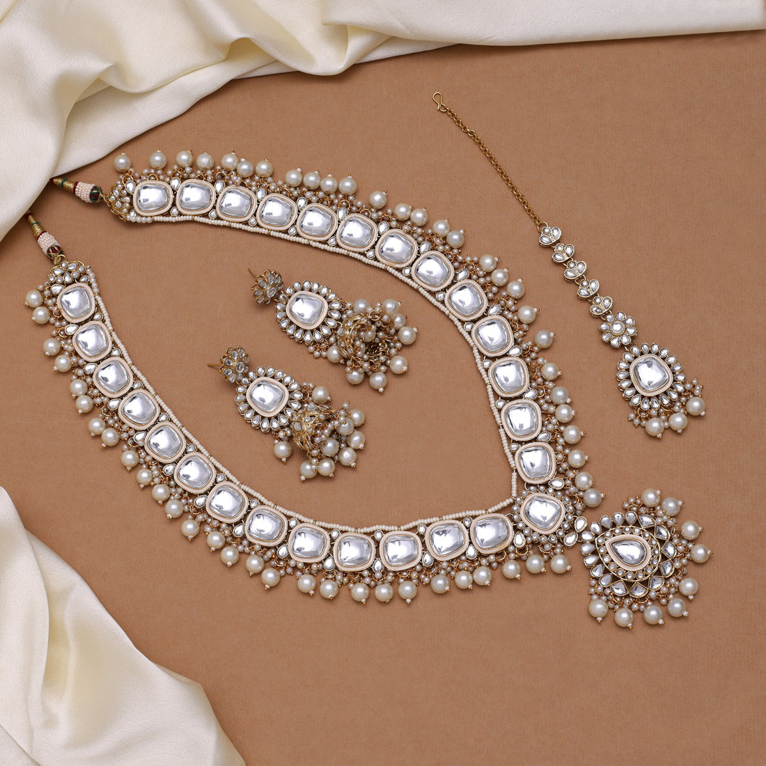 Kundan Lange kette mit Ohrringe & Tikka - gold | weiß - Perlen