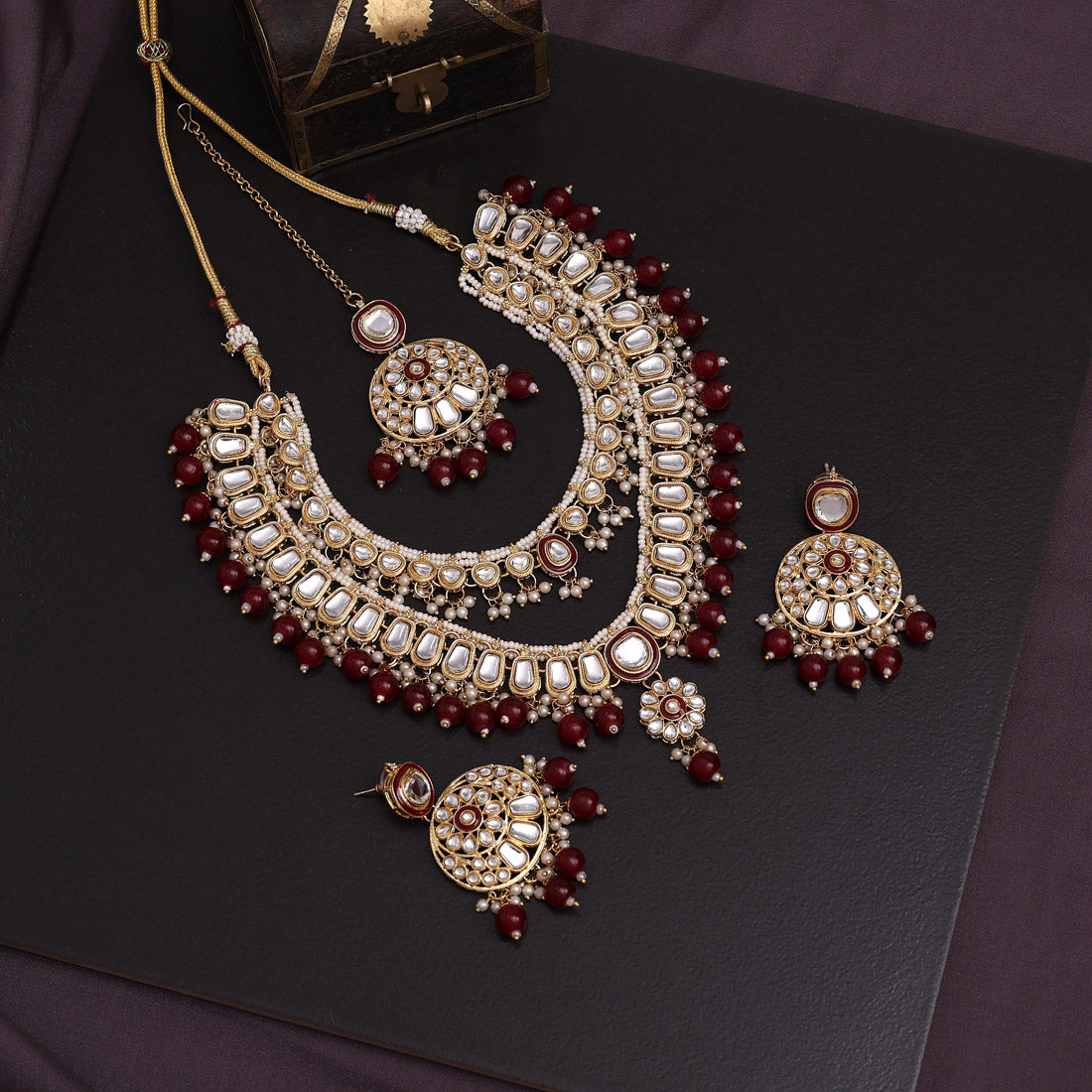 Kundan Doppel-Layer-Halskette mit Ohrringe & Tikka - gold | maroon