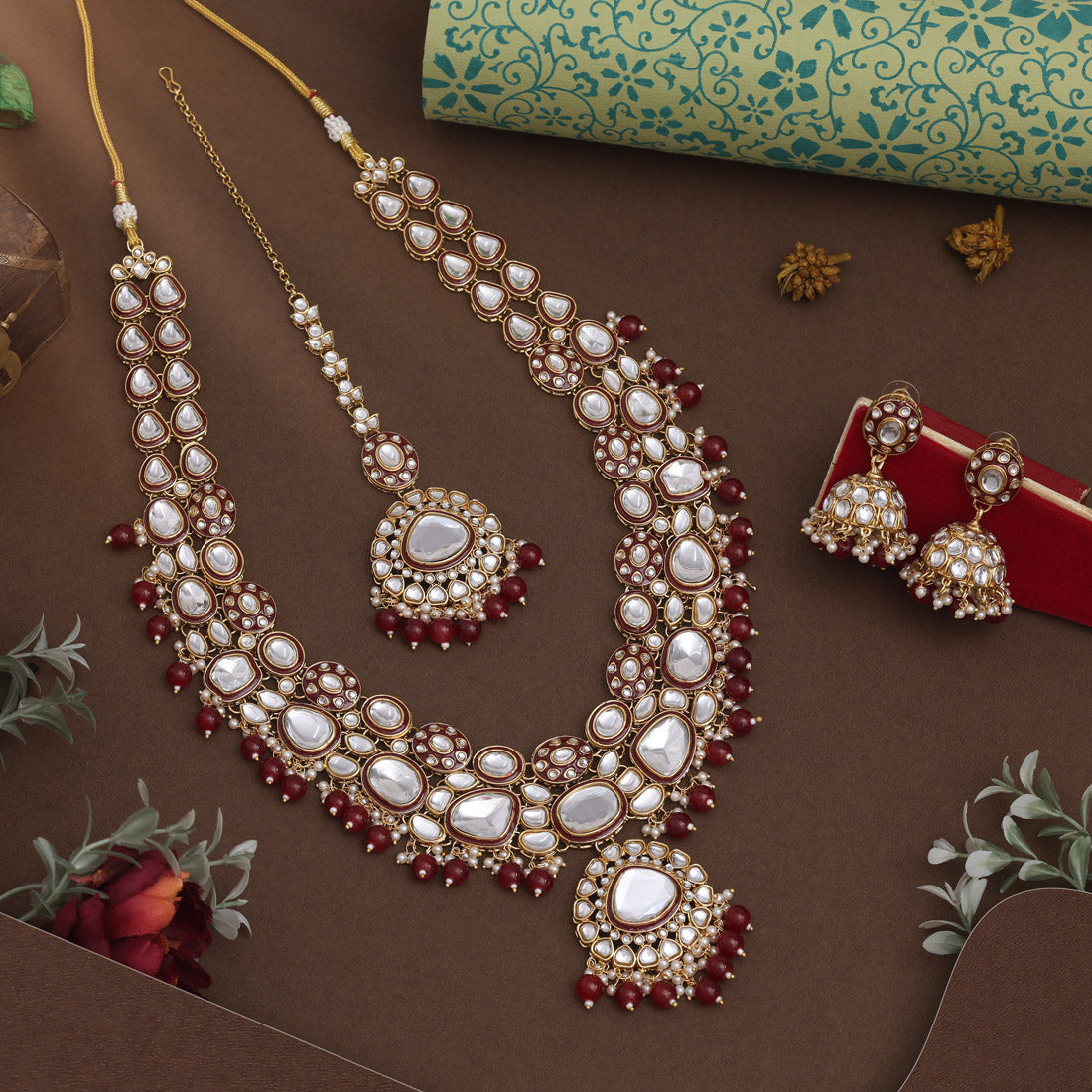 Kundan Lange kette mit Ohrringe & Tikka - gold | maroon - Perlen