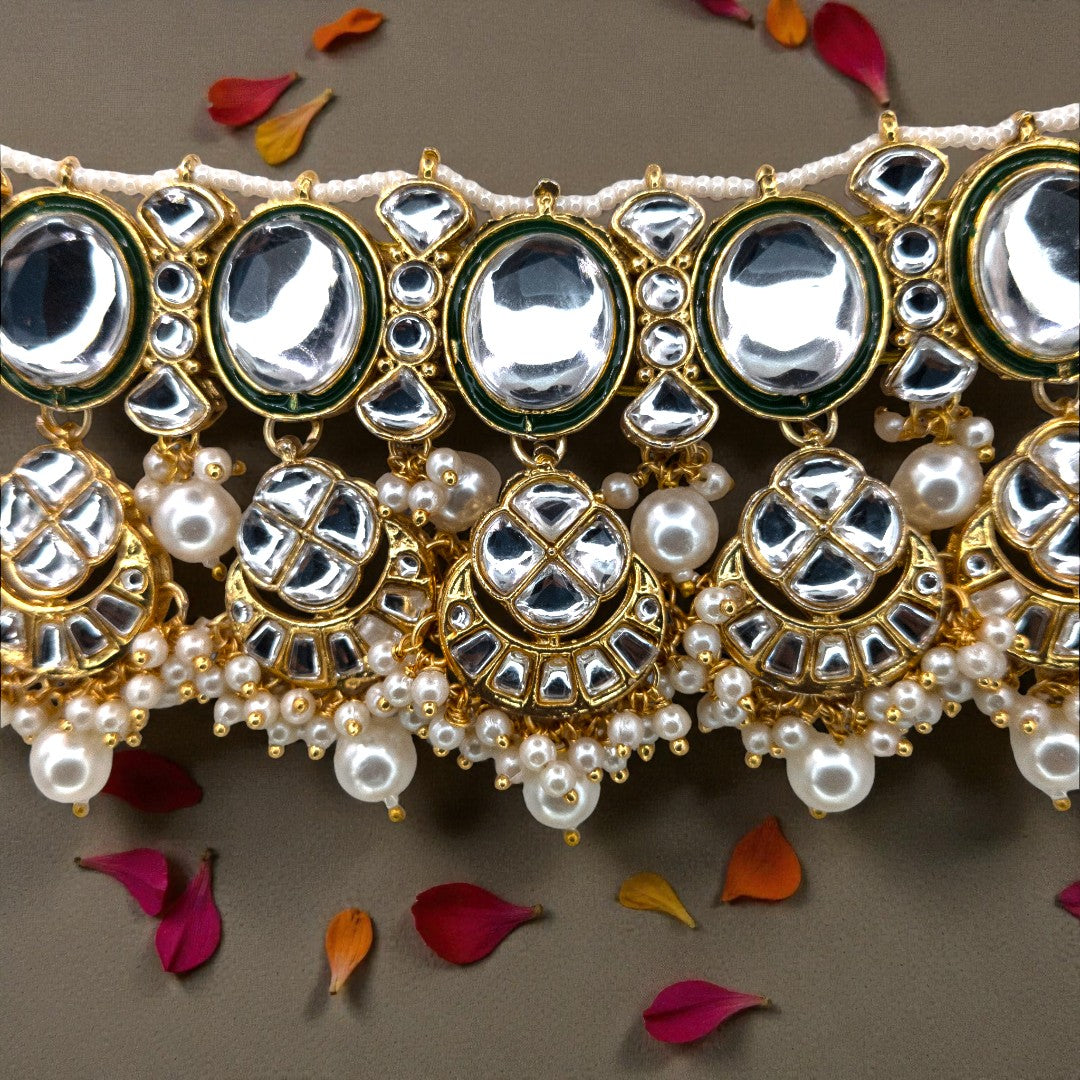 Kundan Choker Halskette mit Ohrringe & Tikka - gold | weiß