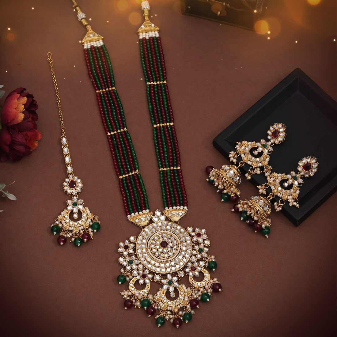 Kundan Lange kette mit Ohrringe & Tikka - gold | Grün, Rot | Perlen - Lange