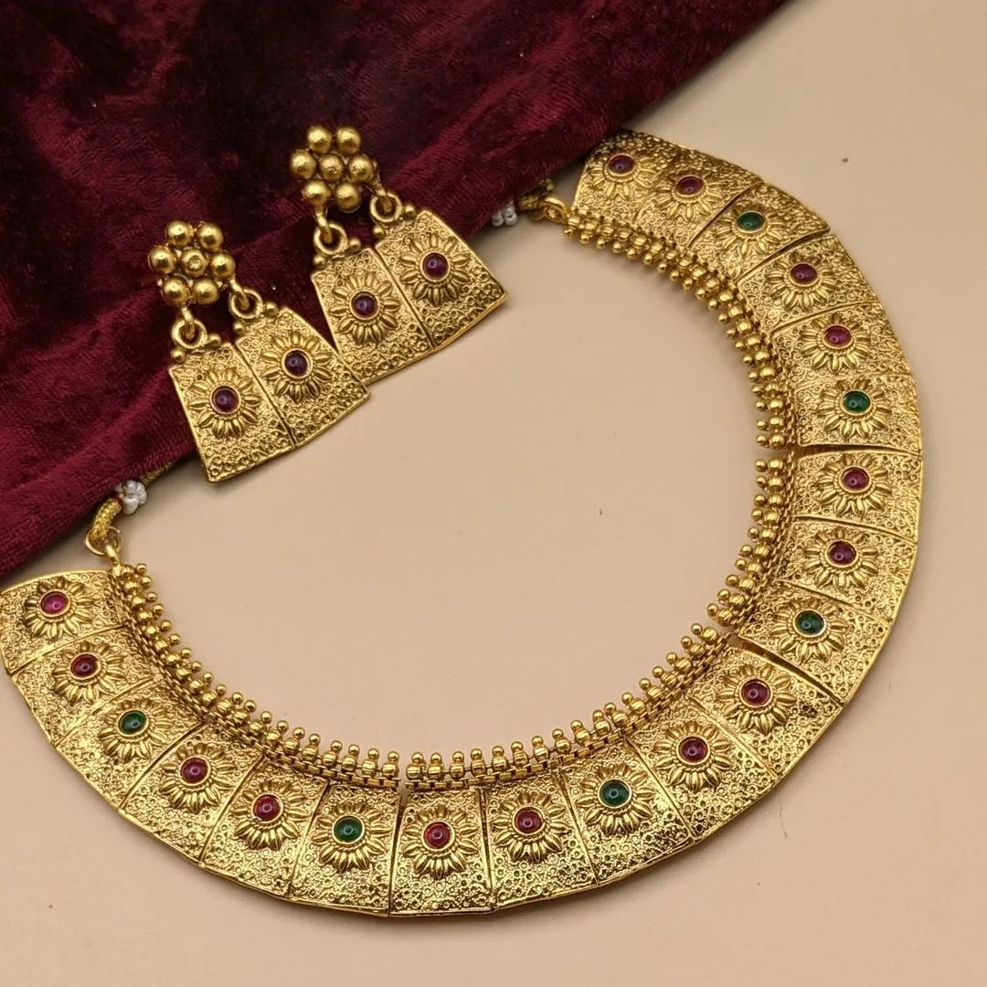 Tempel Halskette mit Ohrringe - matt gold