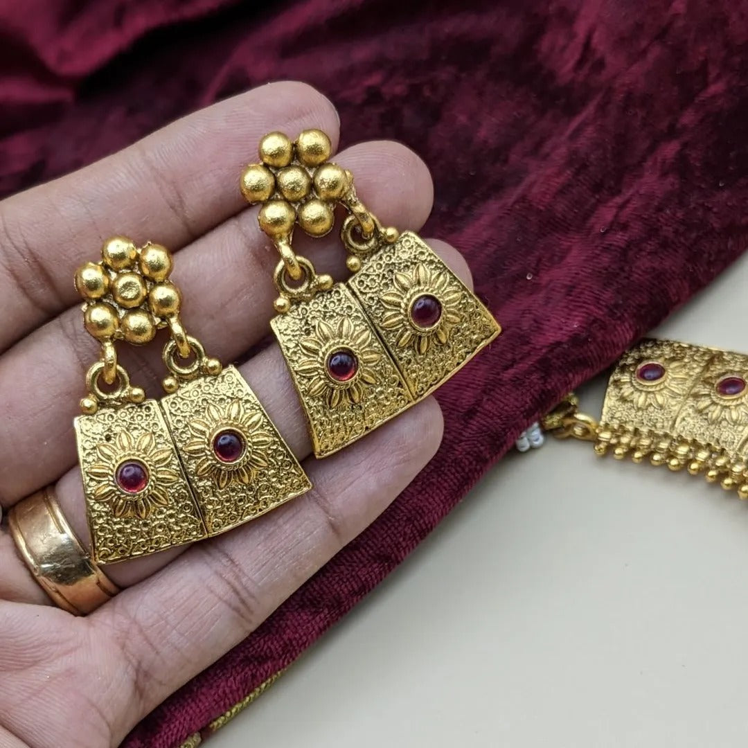 Tempel Halskette mit Ohrringe - matt gold