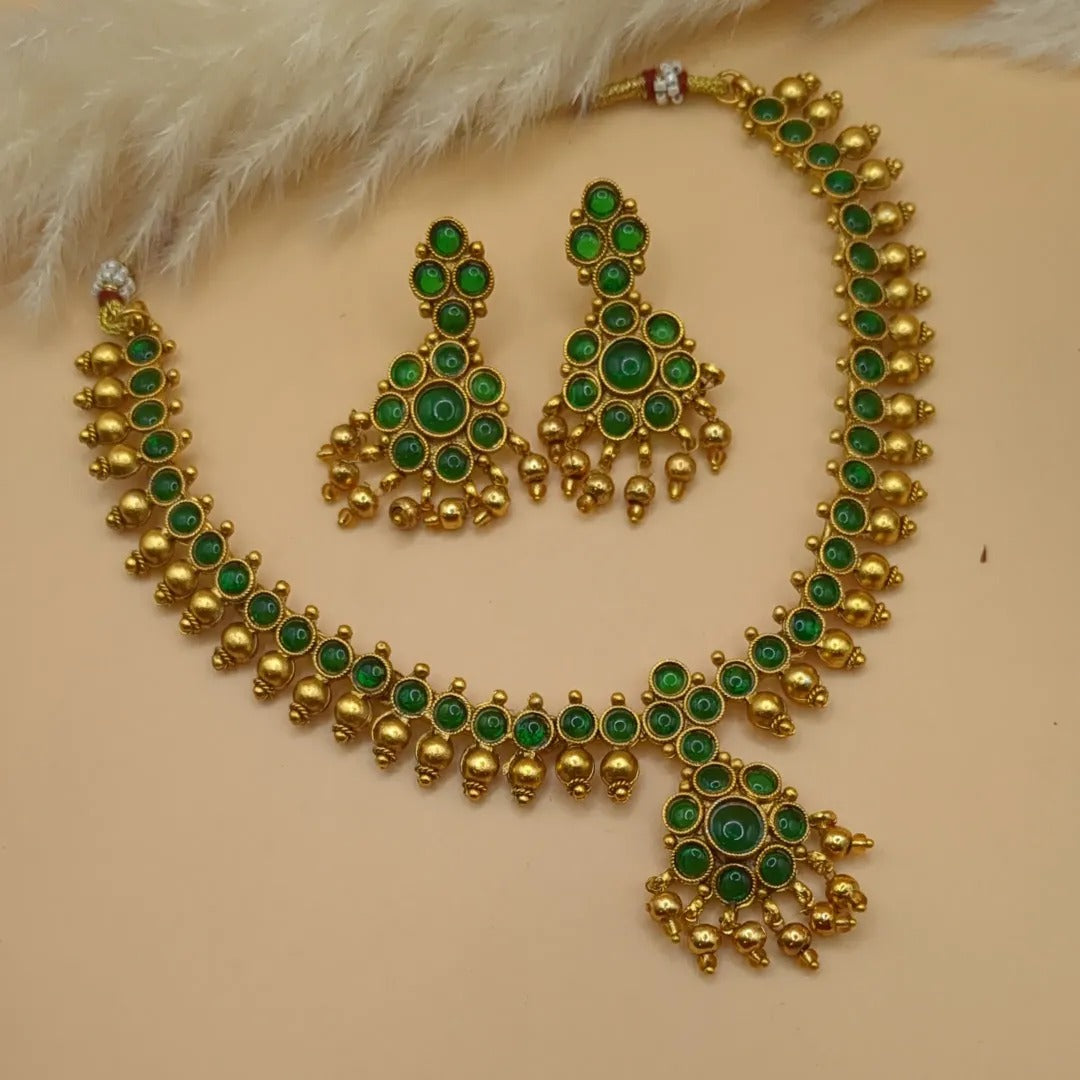Tempel Halskette mit Ohrringe - gold | grün (Kemp Steine)