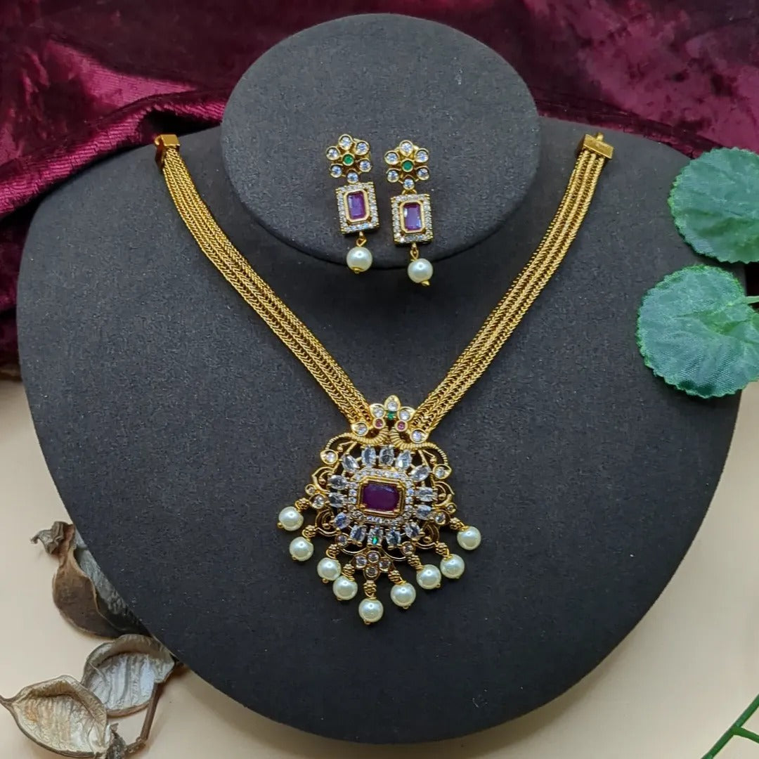 Trendy necklace with earrings - gold | magenta