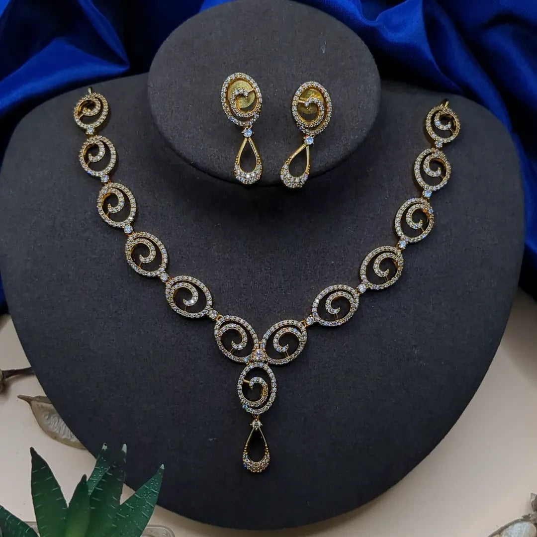 Trendy necklace with earrings - gold | white