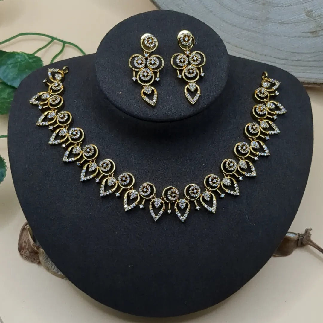 Trendy necklace with earrings - gold | white
