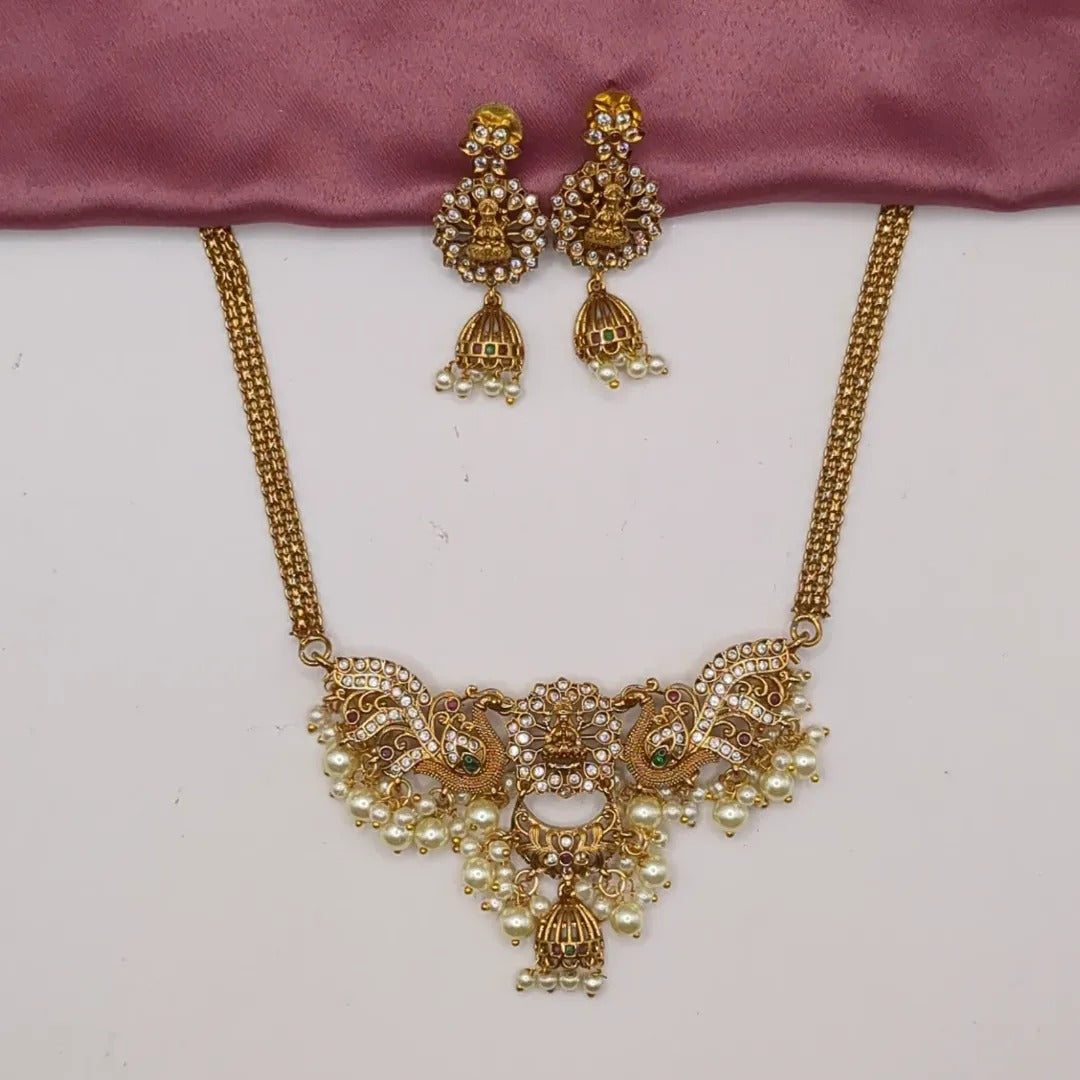 Trendy necklace with earrings - gold