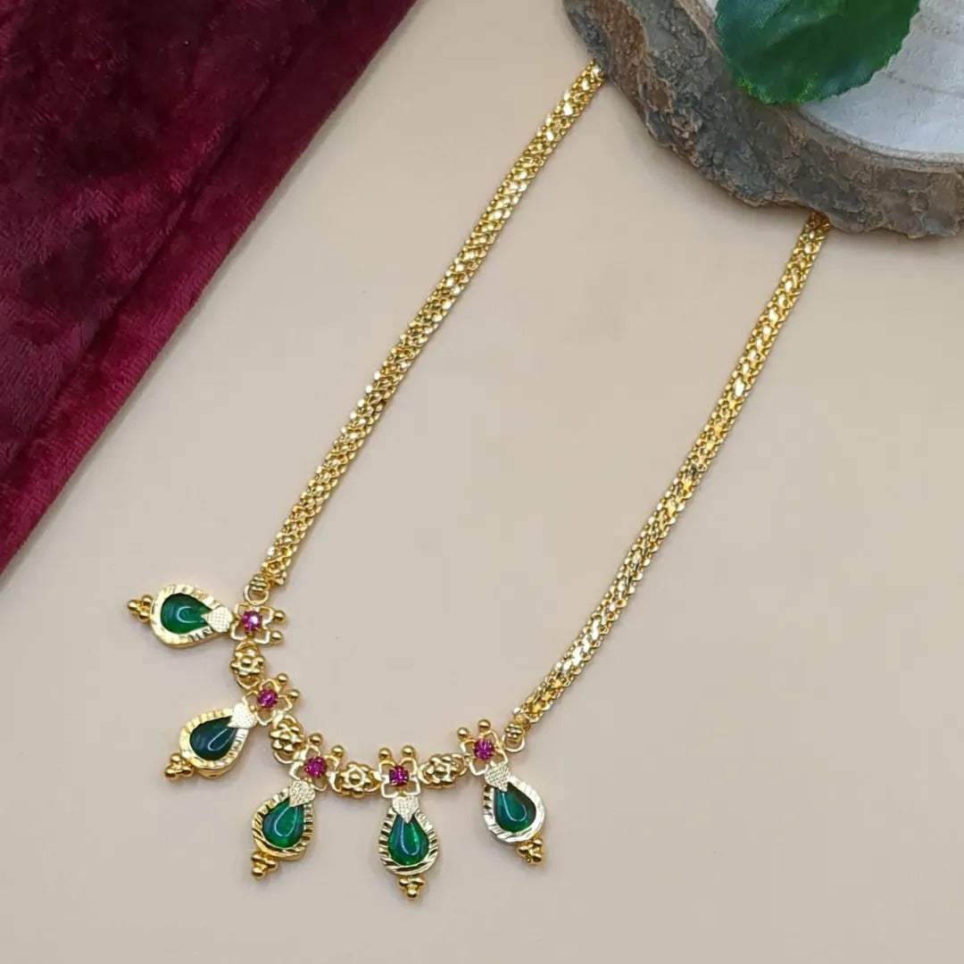 Trendy Kerala Nagapadam Halskette - gold | grün
