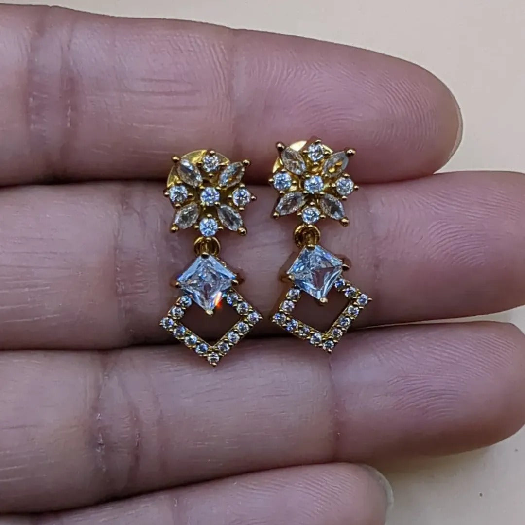 Trendy necklace with earrings - gold | white