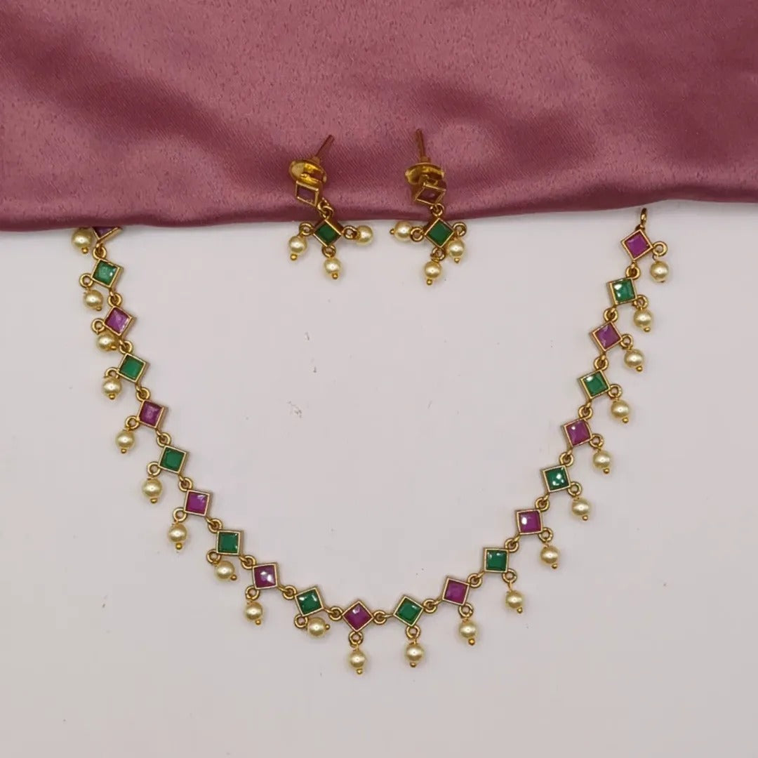 Trendy necklace with earrings - gold | green Ruby