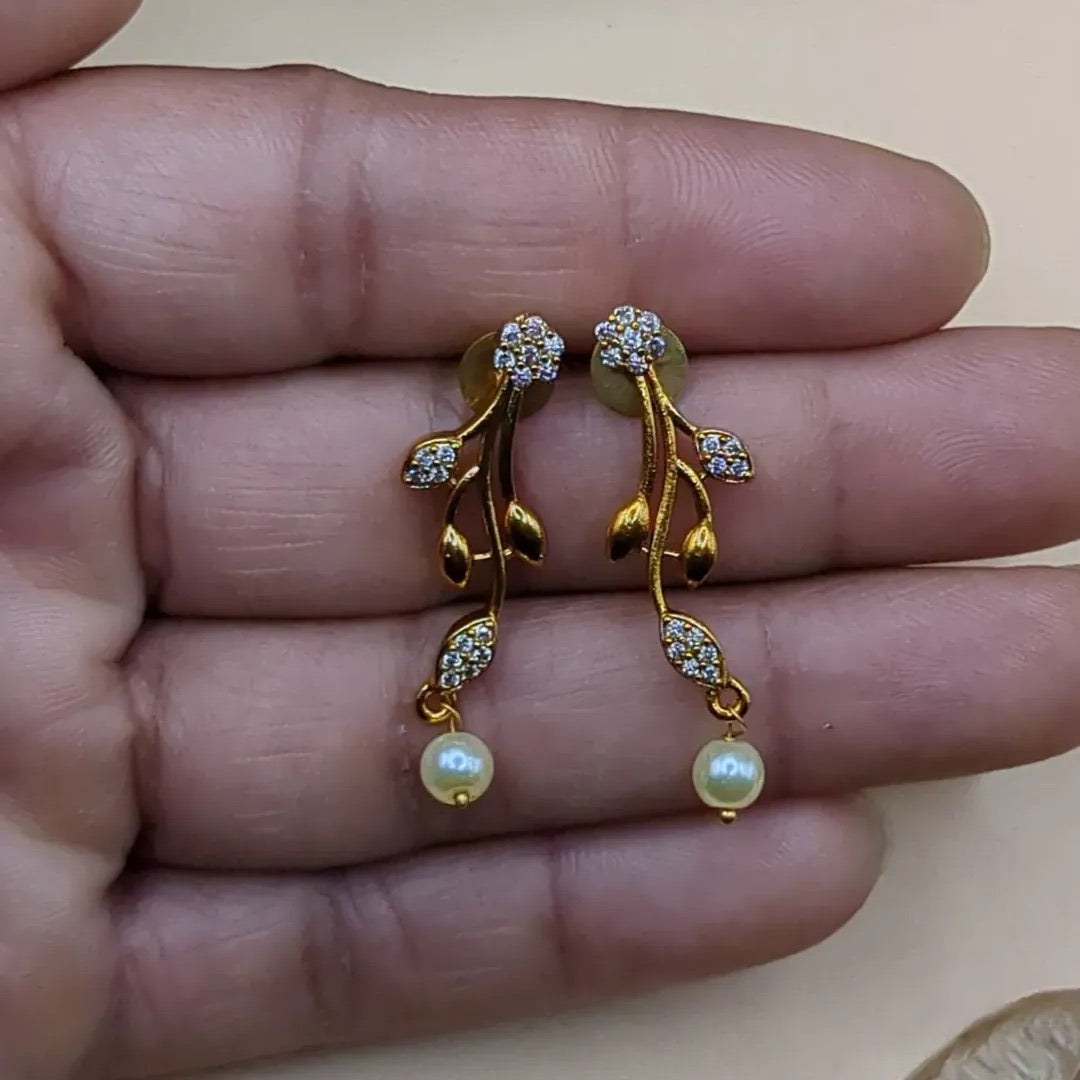Trendy necklace with earrings - gold | white