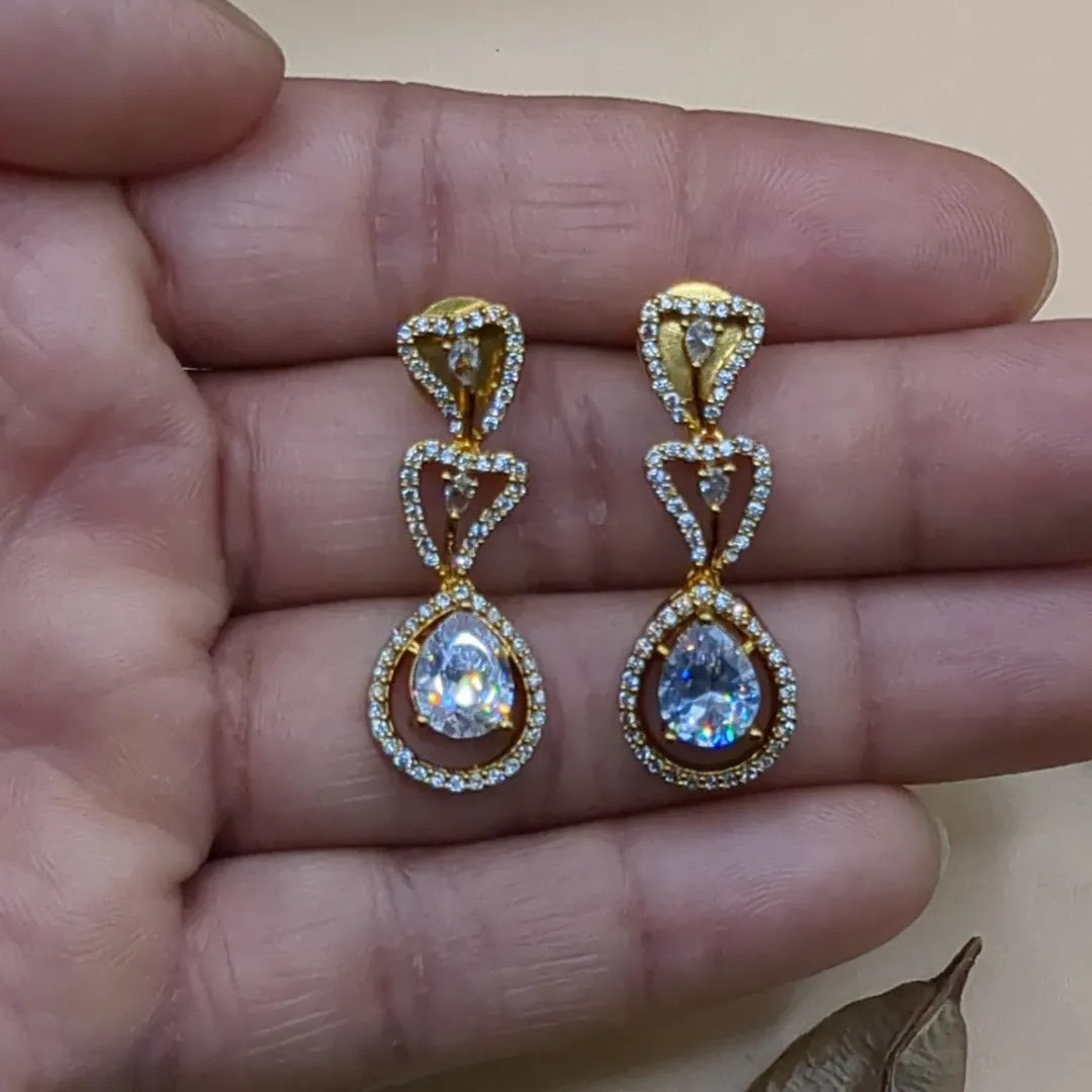Trendy necklace with earrings - gold | white