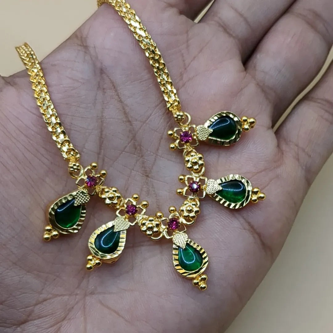 Trendy Kerala Nagapadam Halskette - gold | grün