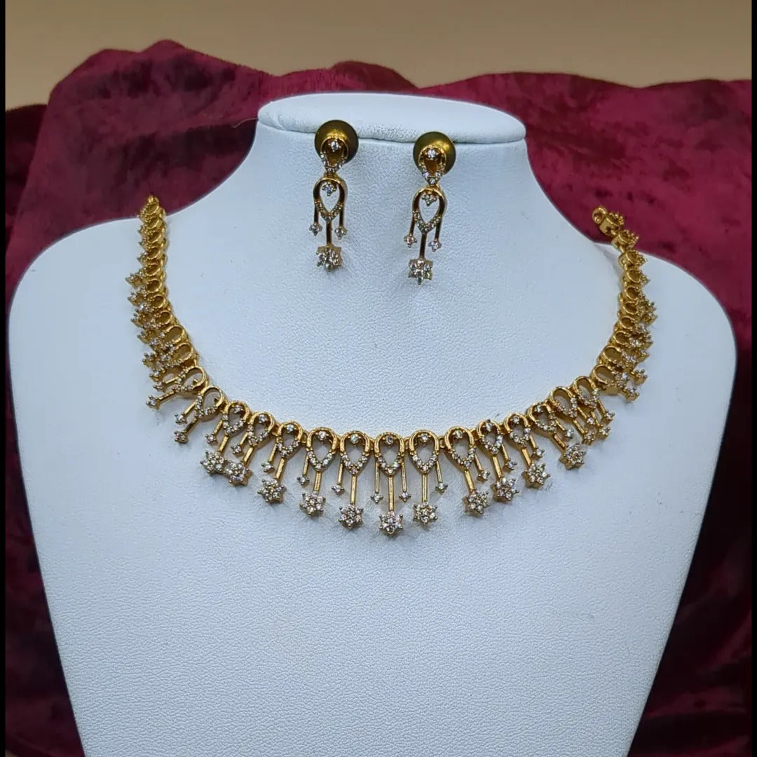 Trendy necklace with earrings - gold | white