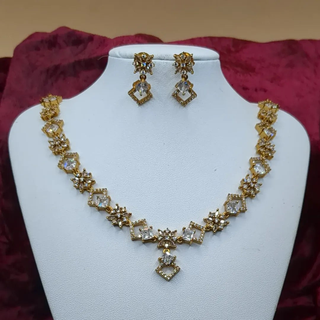 Trendy necklace with earrings - gold | white