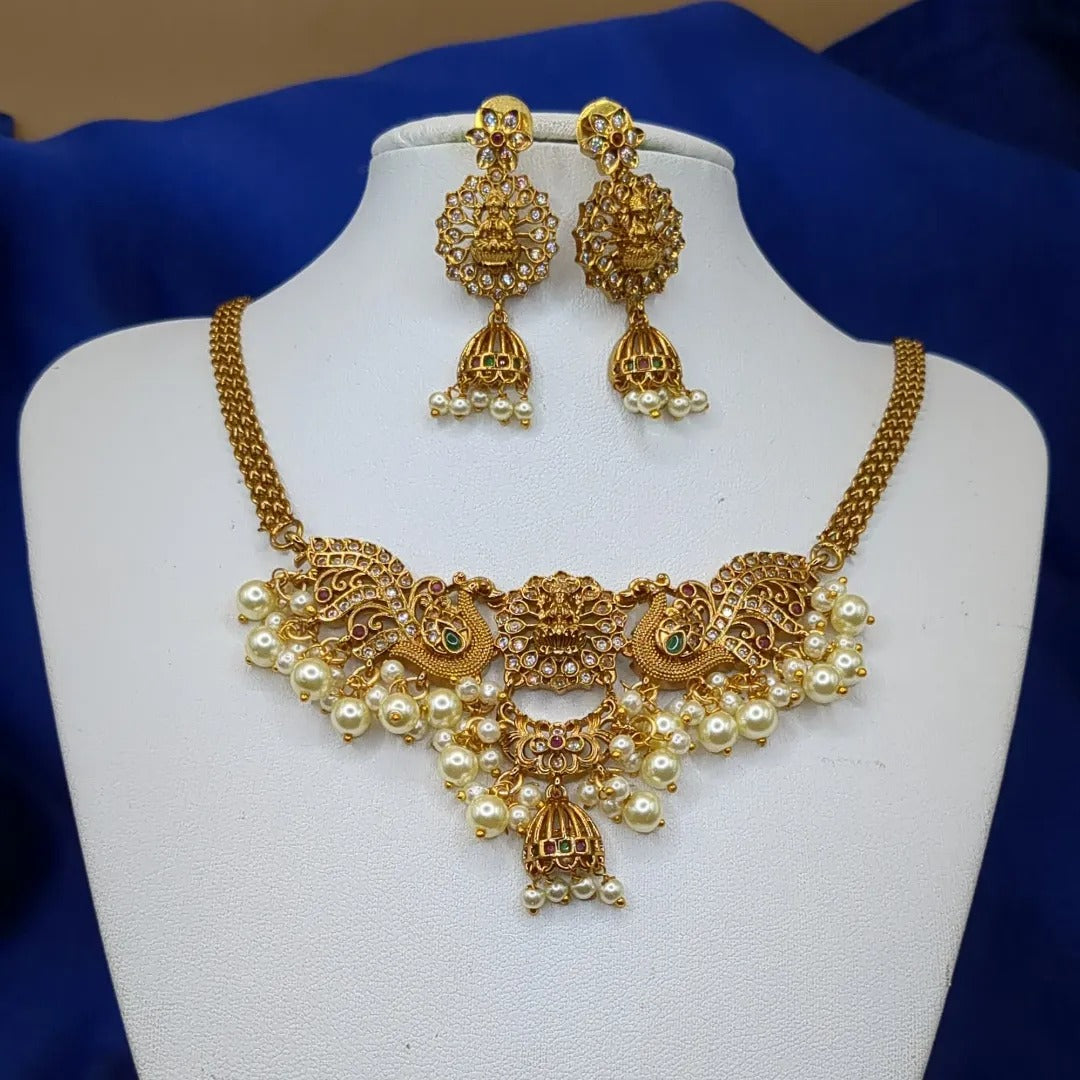 Trendy necklace with earrings - gold