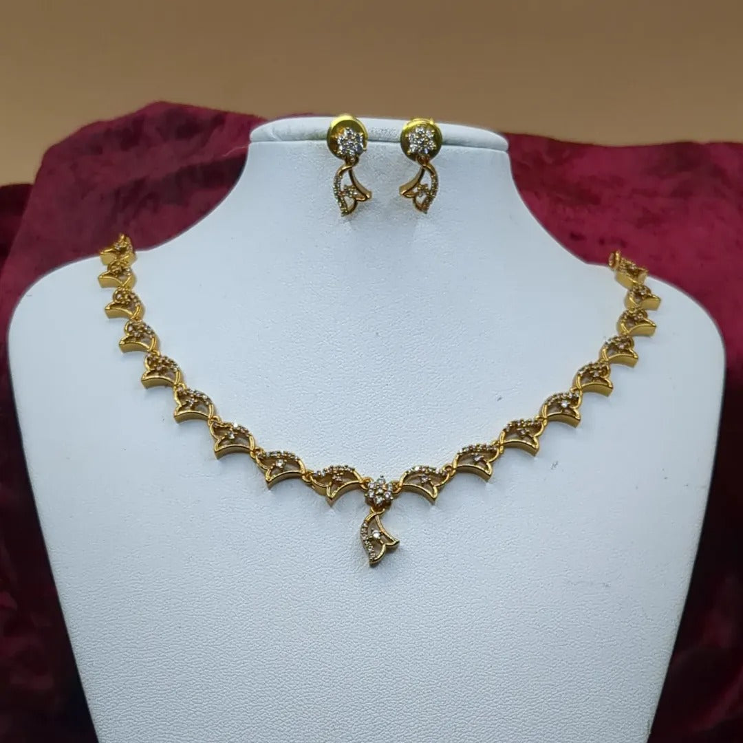 Trendy necklace with earrings - gold | white