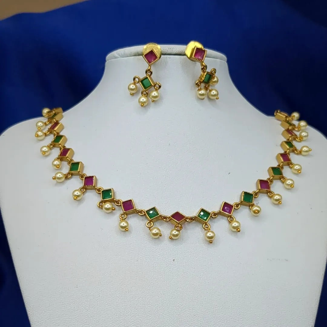 Trendy necklace with earrings - gold | green Ruby