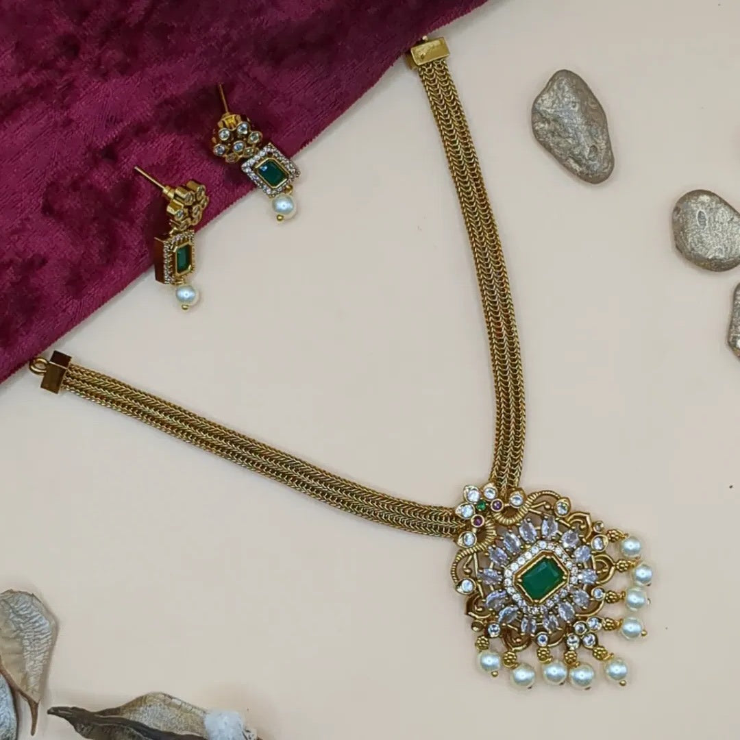 Trendy necklace with earrings - gold | green
