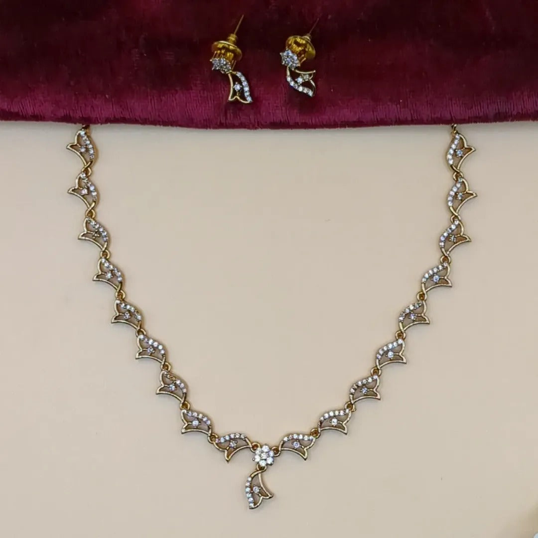 Trendy necklace with earrings - gold | white