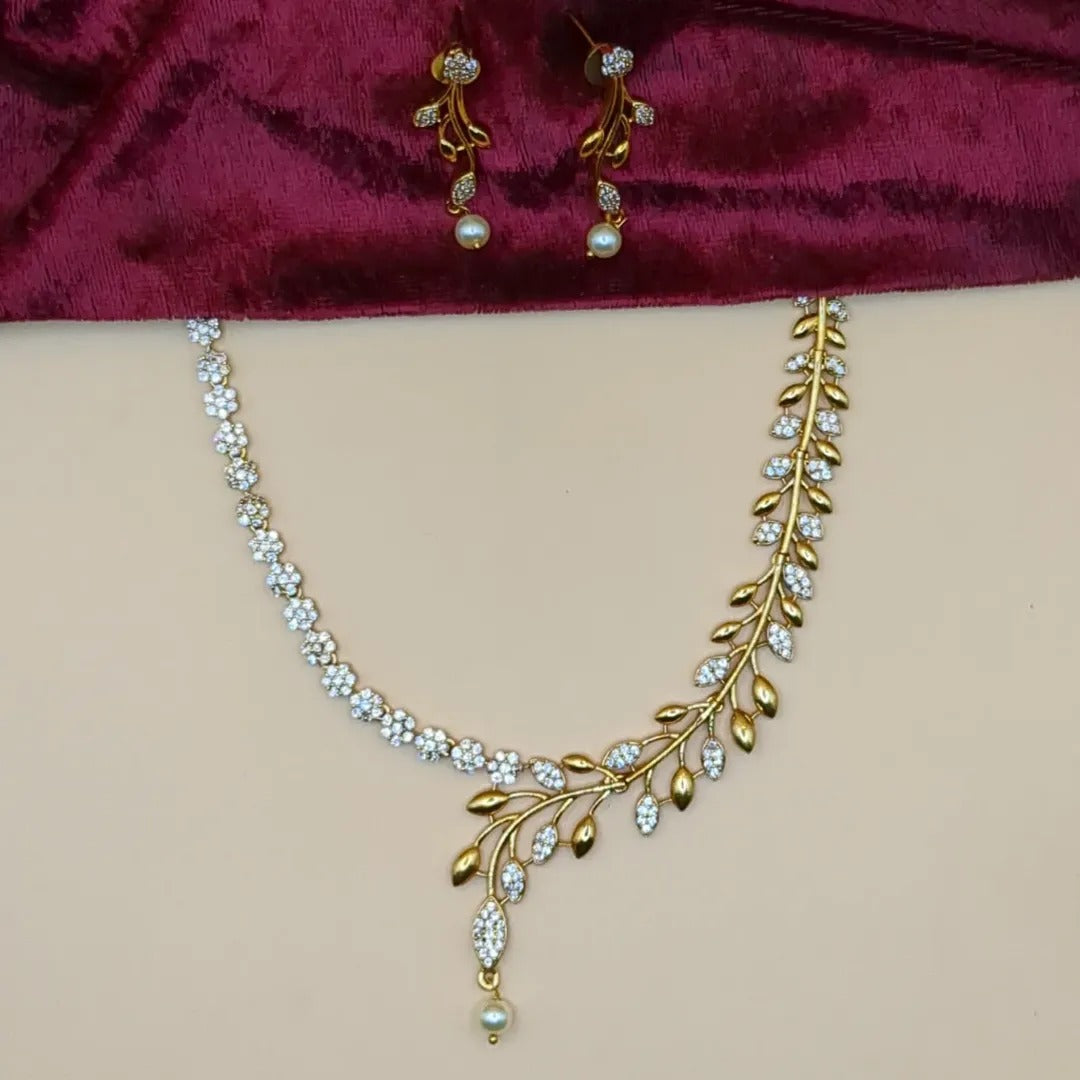Trendy necklace with earrings - gold | white