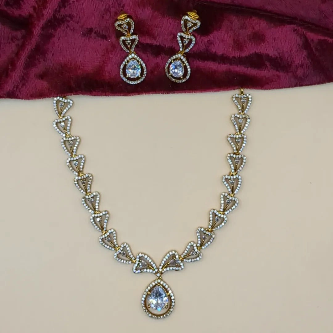 Trendy necklace with earrings - gold | white