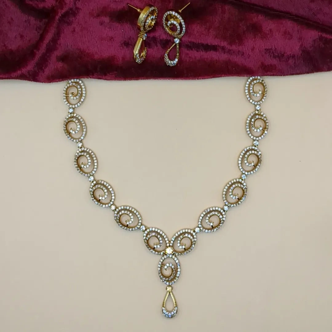 Trendy necklace with earrings - gold | white