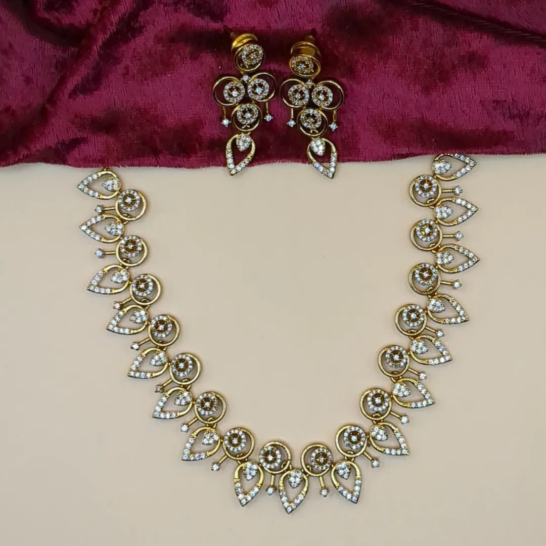 Trendy necklace with earrings - gold | white