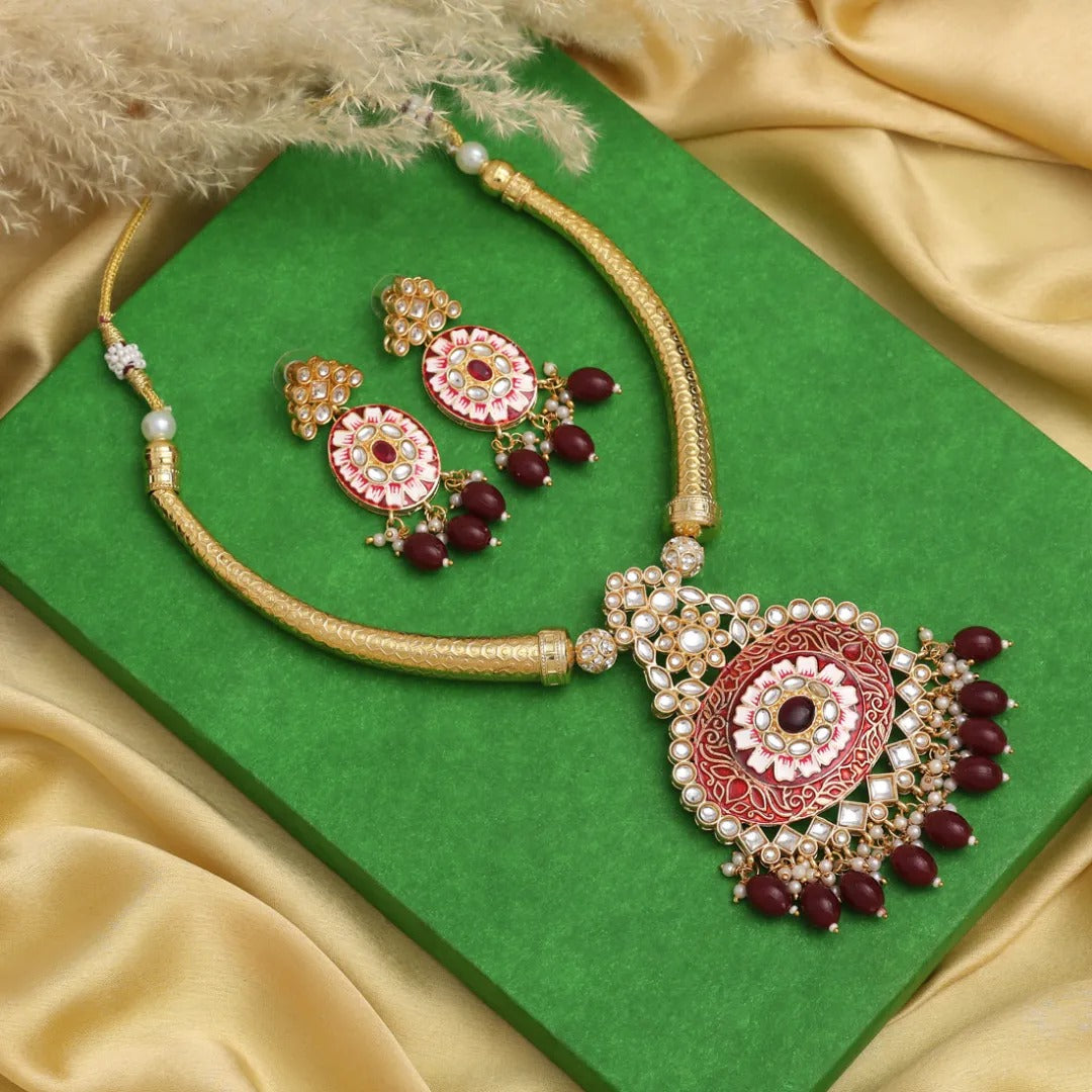 Kundan Hasli Halskette mit Ohrringe & Tikka - gold | Maroon