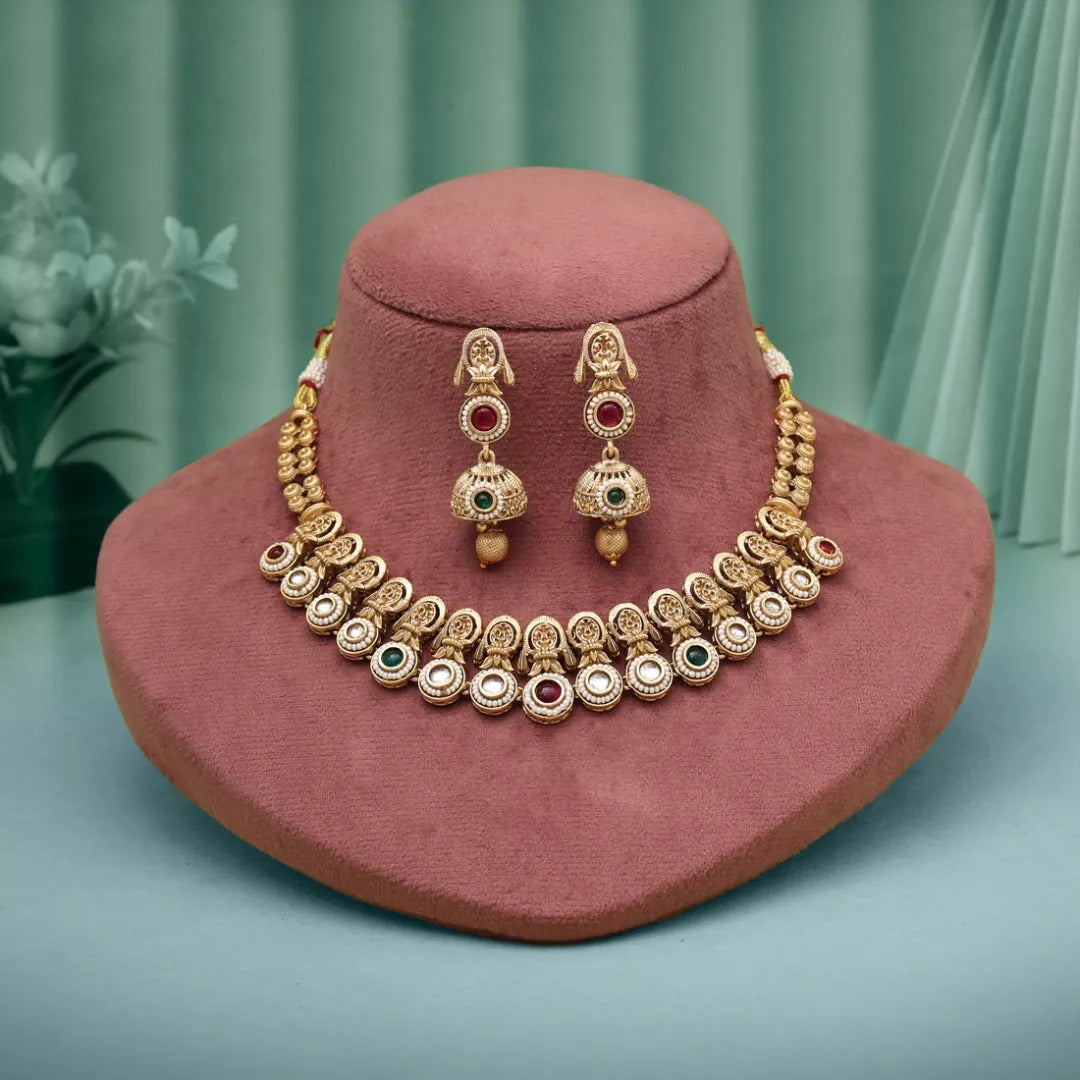 Kundan Antique Halskette mit Ohrringe - gold | weiß