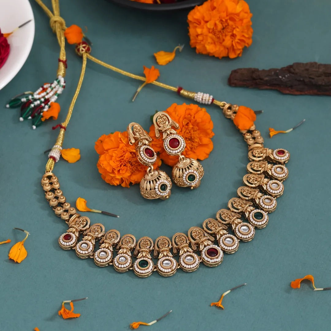 Kundan Antique Halskette mit Ohrringe - gold | weiß