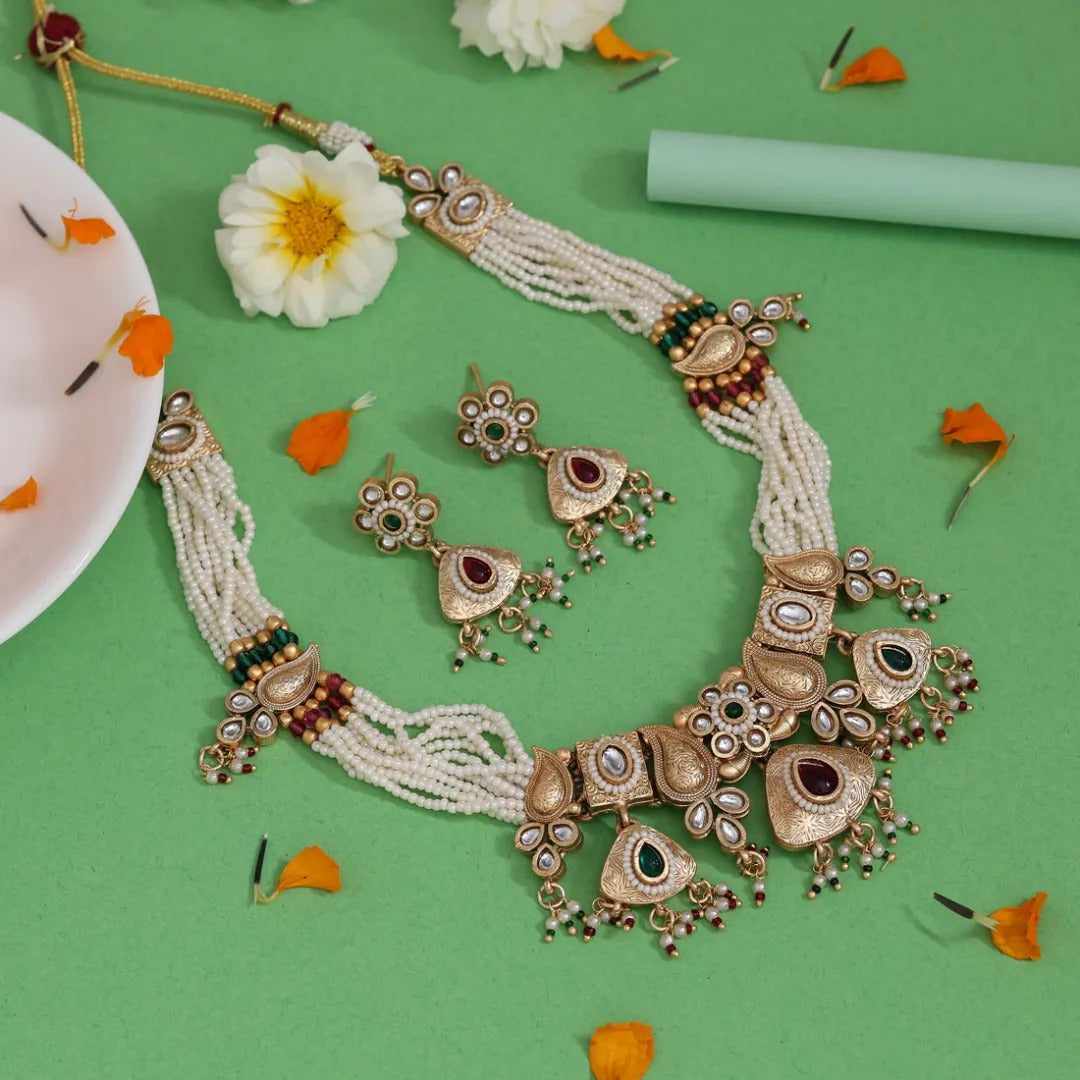 Kundan Antique Halskette mit Ohrringe - gold | weiß
