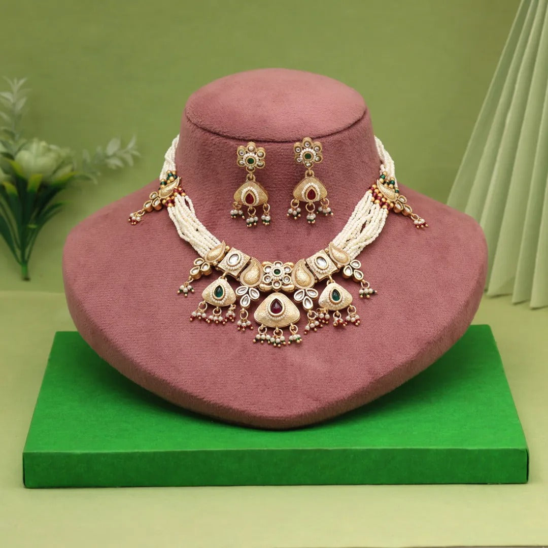 Kundan Antique Halskette mit Ohrringe - gold | weiß