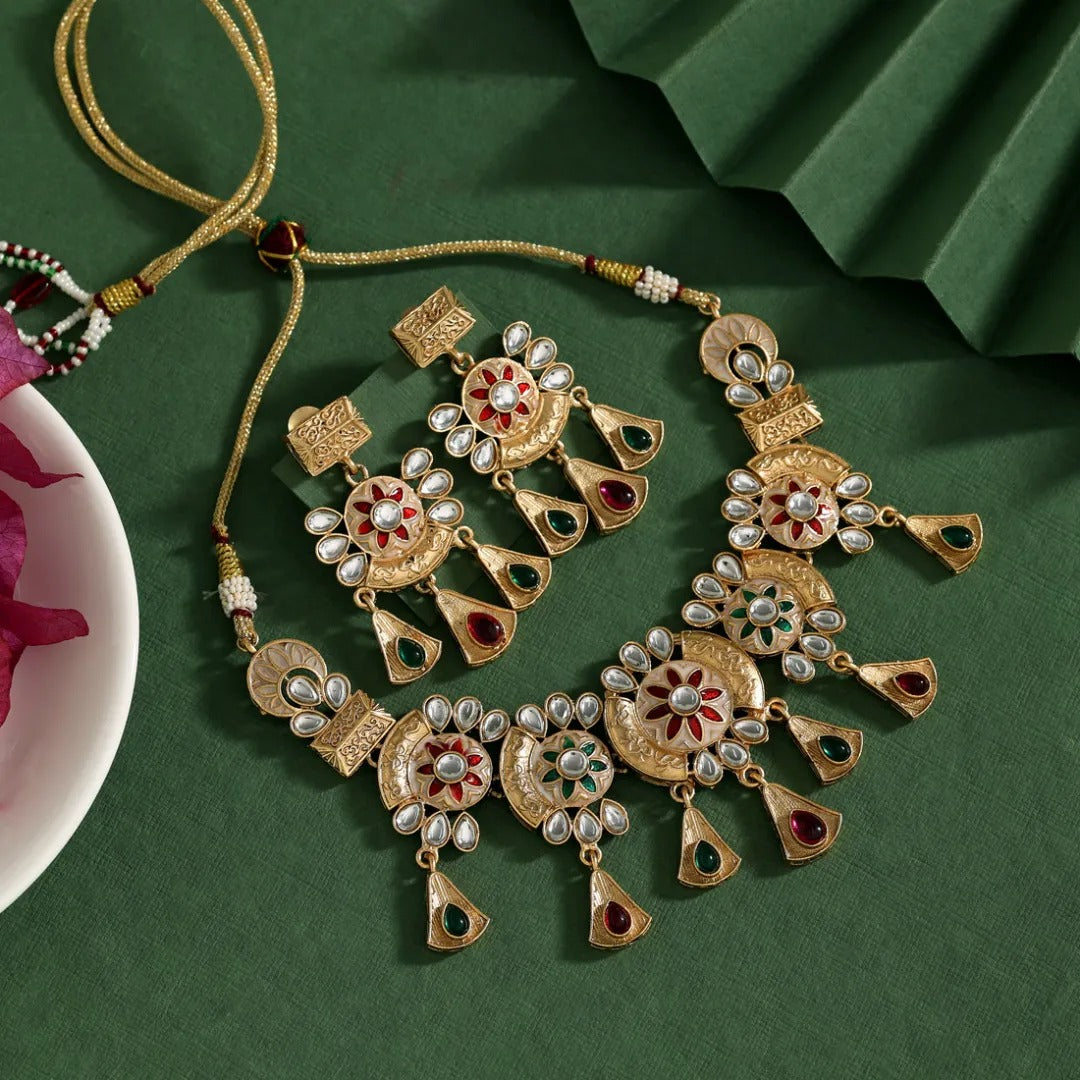 Kundan Antique Halskette mit Ohrringe - gold | weiß
