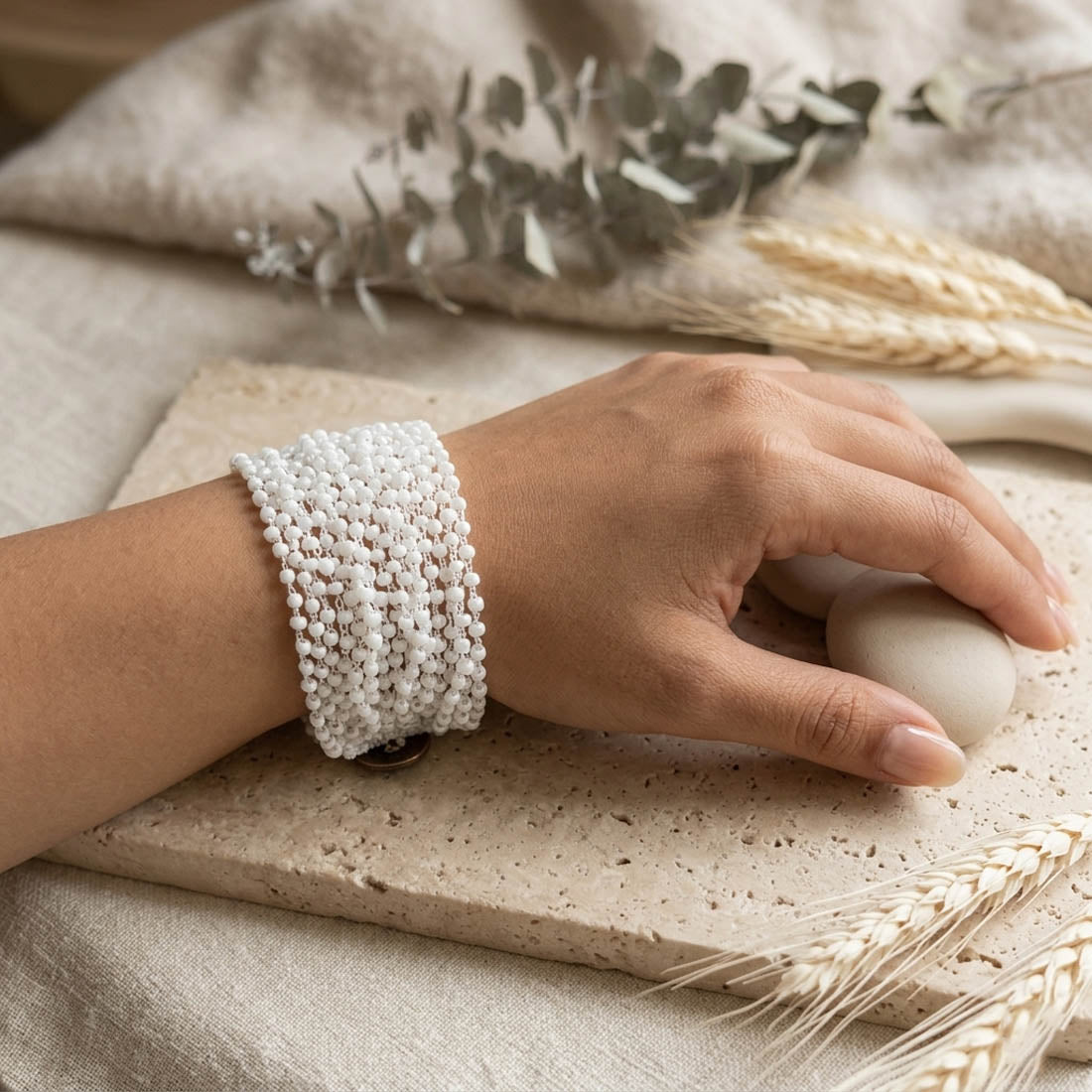 Trendiges Multi-Bead Statement Armband – weiß