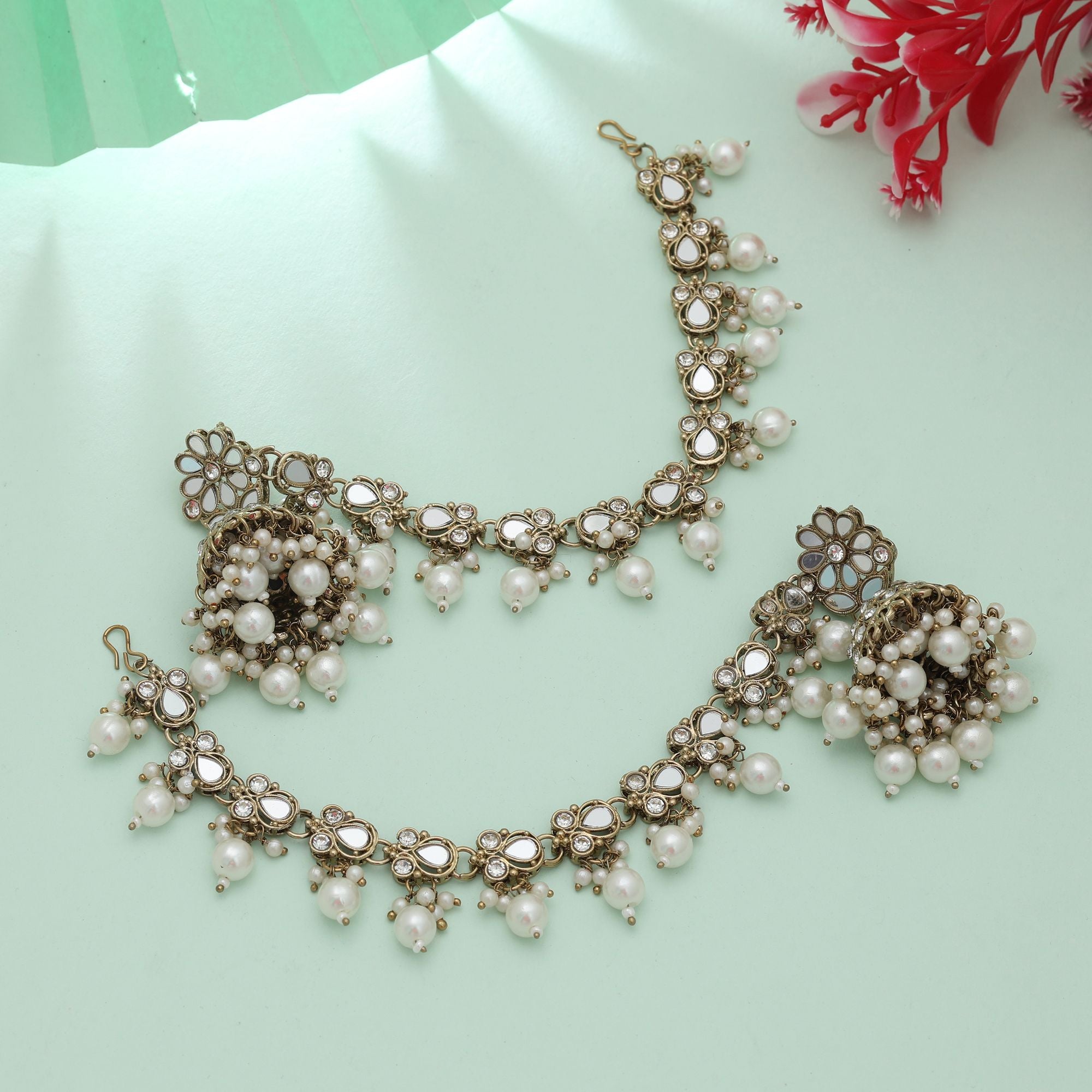 Kundan Ohrringe mit Kette - Jumkha | Gold , weiß