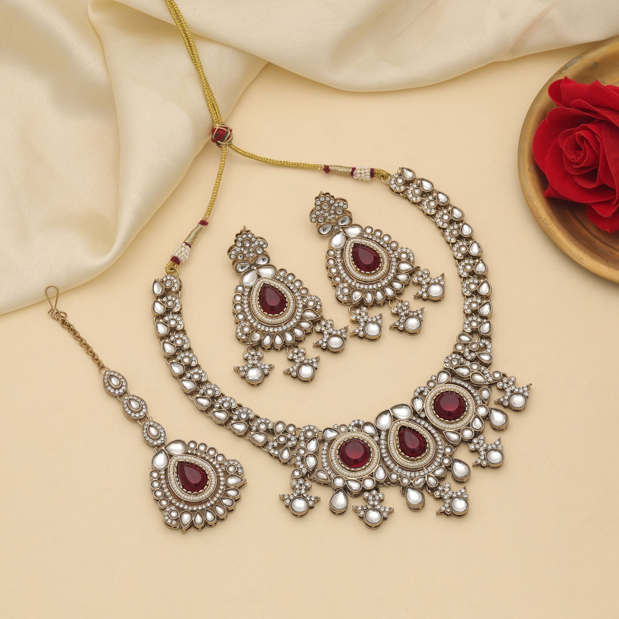Kundan Halskette mit Ohrringe & Tikka - gold | maroon